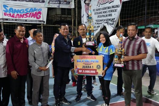 Tutup Turnamen Bola Voli Pulau Aro, Ini Harapan Plt Bupati Suhardiman